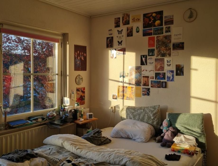 over decorated room showing common interior design mistakes and clutter